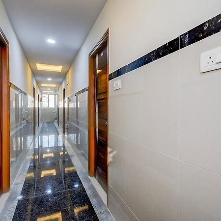 Super Townhouse Lanco Hills Gachibowli Hotel ภายนอก รูปภาพ
