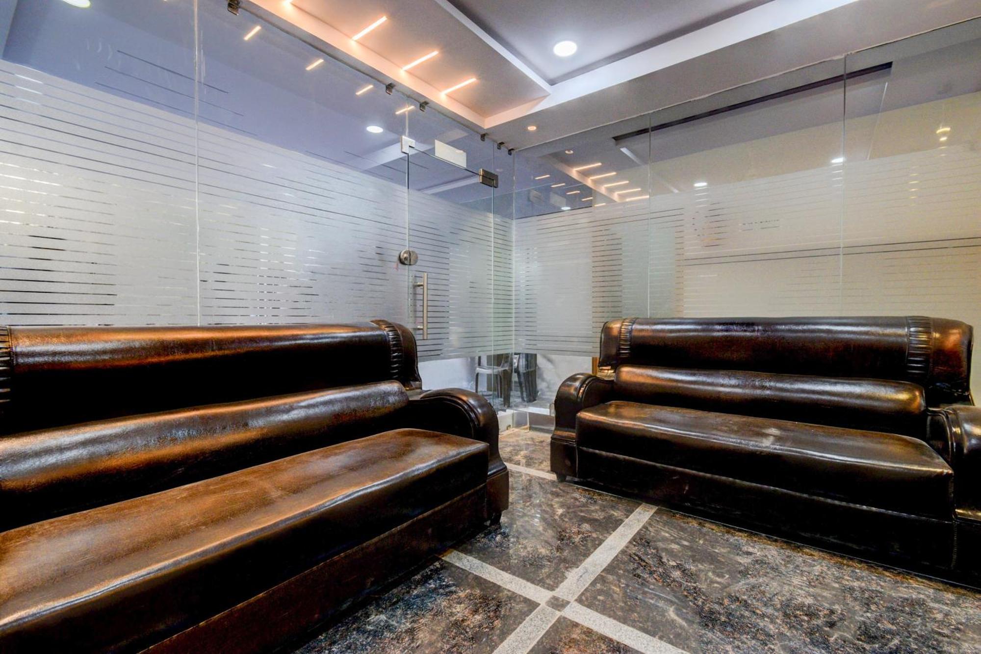 Super Townhouse Lanco Hills Gachibowli Hotel ภายนอก รูปภาพ