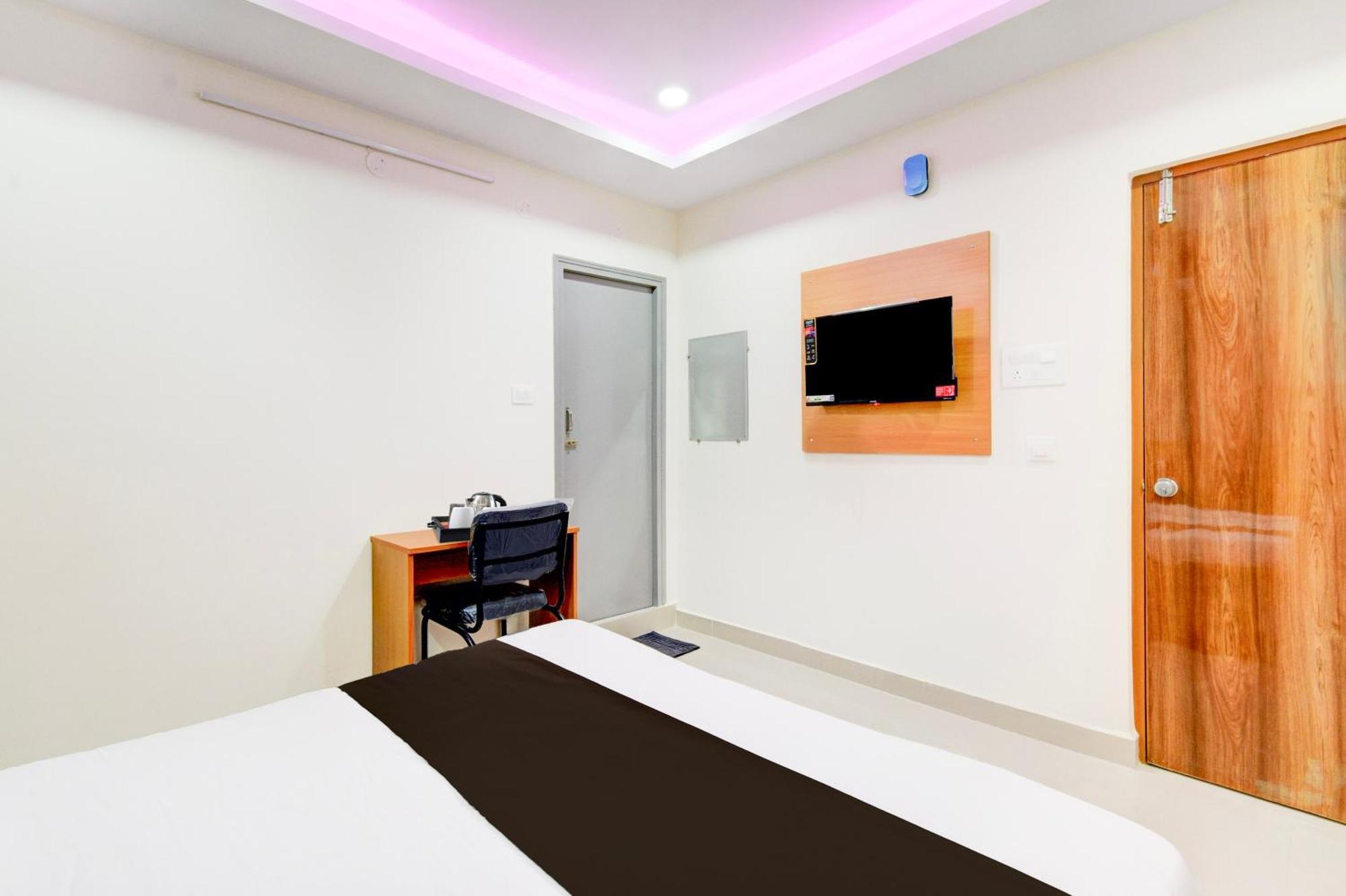 Super Townhouse Lanco Hills Gachibowli Hotel ภายนอก รูปภาพ