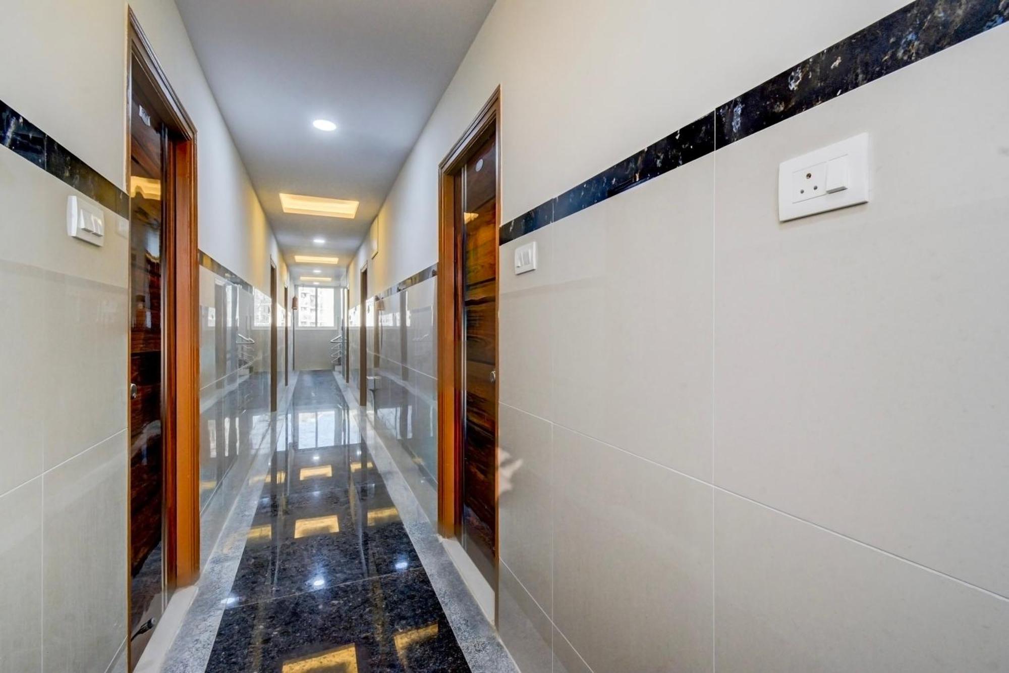 Super Townhouse Lanco Hills Gachibowli Hotel ภายนอก รูปภาพ