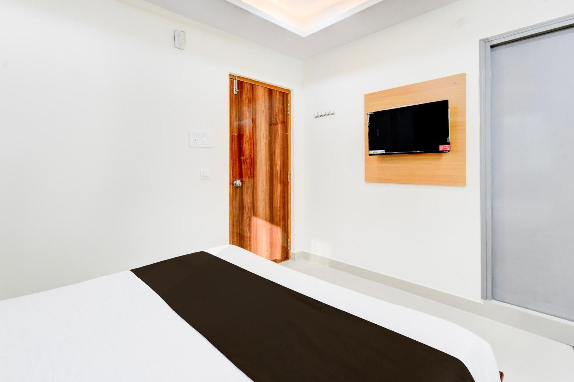 Super Townhouse Lanco Hills Gachibowli Hotel ภายนอก รูปภาพ
