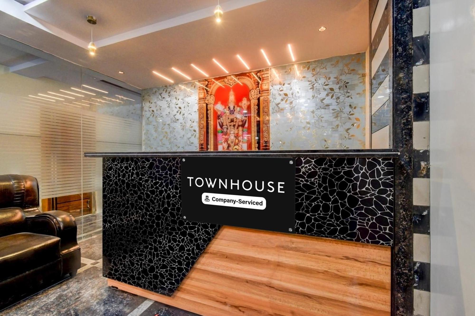 Super Townhouse Lanco Hills Gachibowli Hotel ภายนอก รูปภาพ