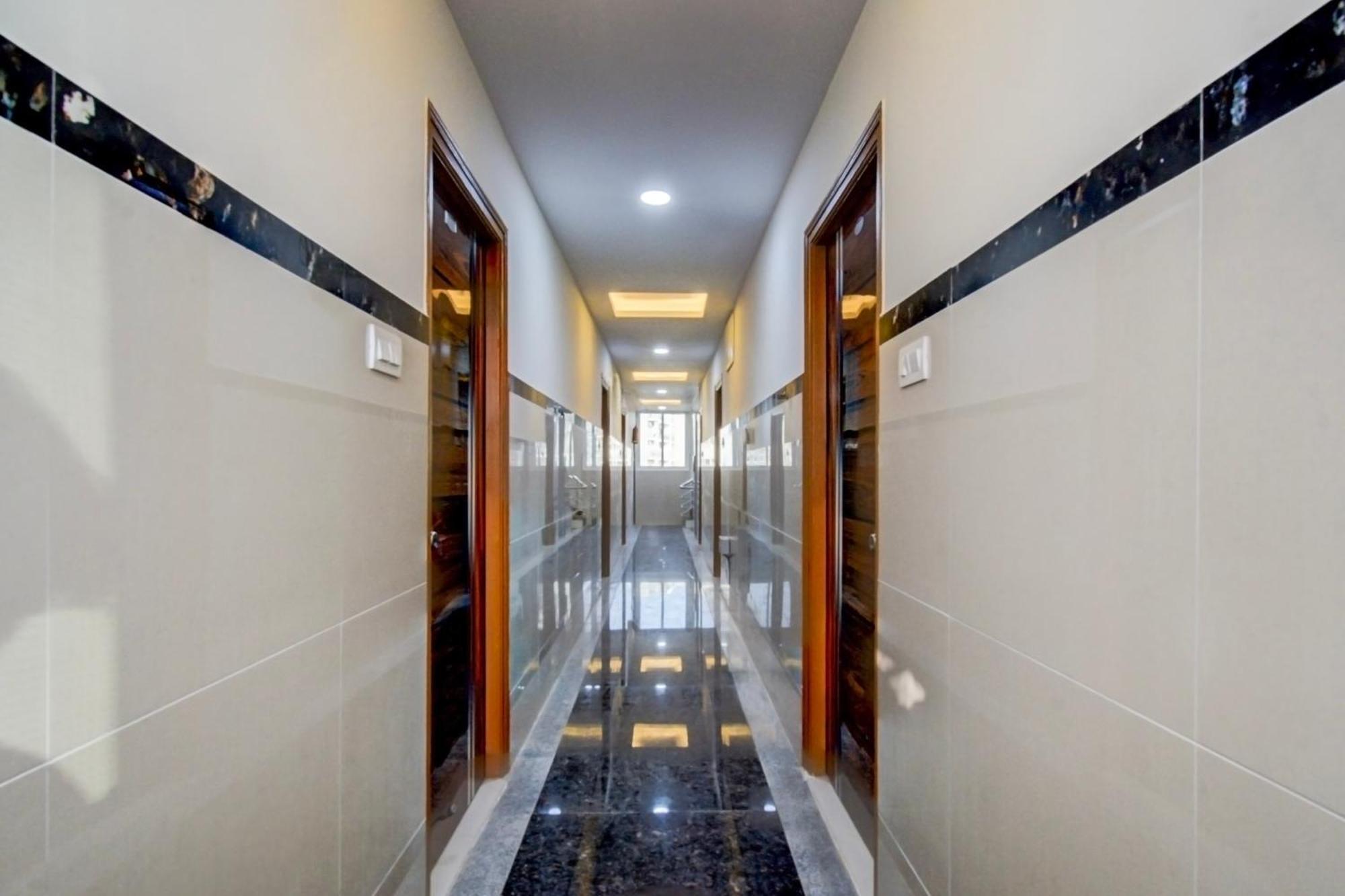 Super Townhouse Lanco Hills Gachibowli Hotel ภายนอก รูปภาพ
